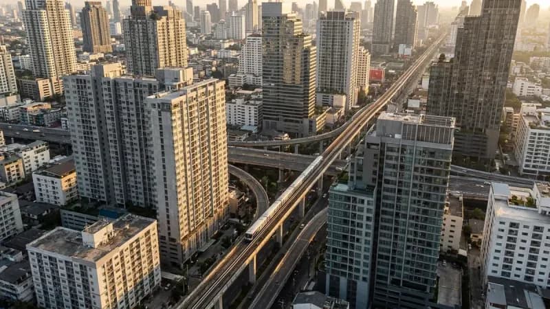 ภาพทัศนียภาพเส้นทางรถไฟฟ้าและอาคารที่อยู่อาศัยในกรุงเทพมหานคร